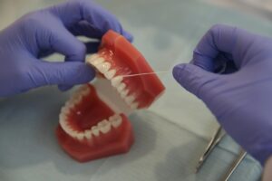 Die regelmäßige Prophylaxe in unserer Zahnarztpraxis bei Bad Säckingen fördert die Zahngesundheit.